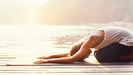 Frau beim Yoga