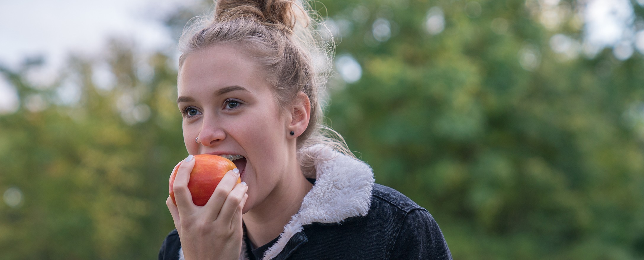 junge Frau ist einen Apfel